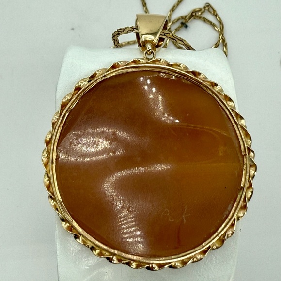 Vintage 14K Gold Shell Cameo Pendant Carole Mack Signed Cherub Giving Flowers - Picture 8 of 11